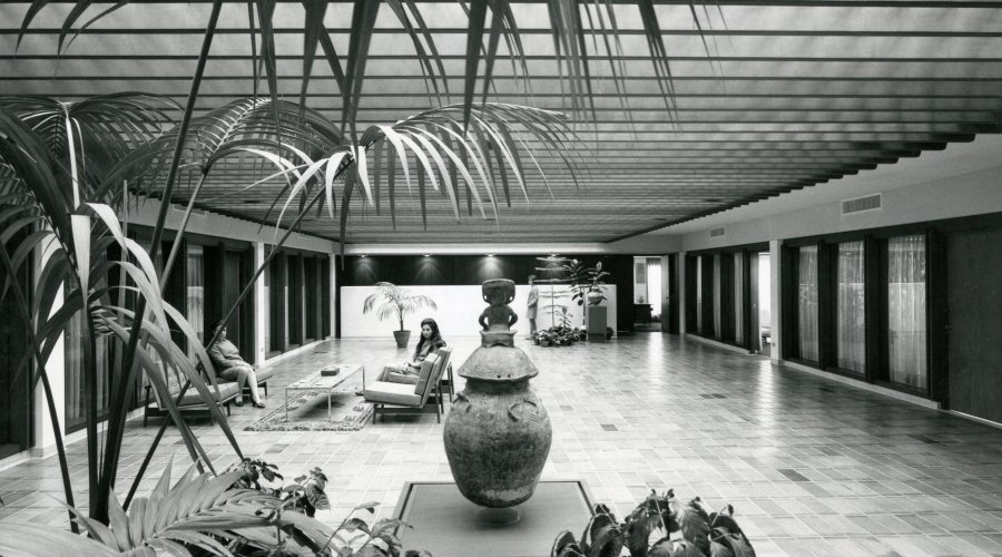 El área de oficinas en el cuarto piso del museo inaugurado en 1968. Foto: Germán Téllez. Archivo Histórico Museo del Oro, álbum 39.