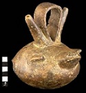 Alcarraza antropomorfa Terradentro Medio (150 a 900 d.C.) procedente de Riochiquito, Belalcázar, antes de la intervención del restaurador. Diámetro 13,6 cm. C06290.